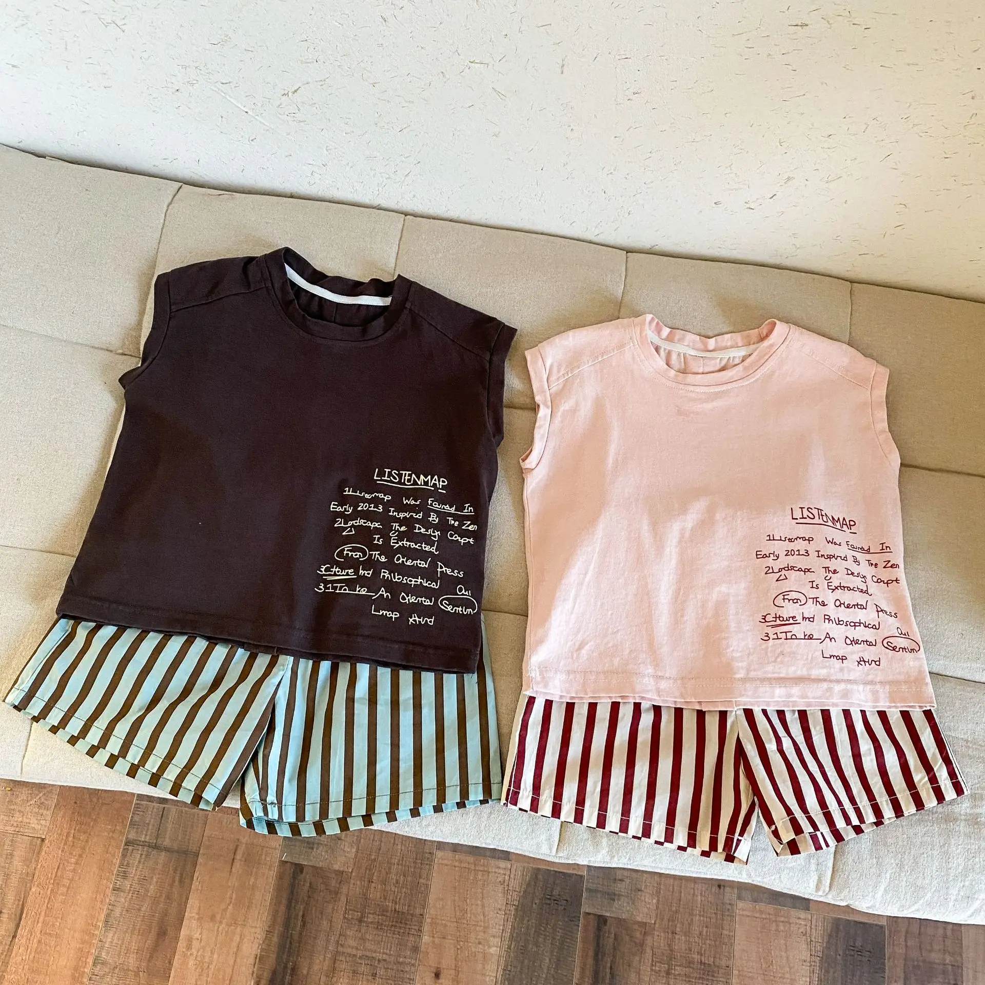Camiseta de tiras y pantalones cortos a rayas para niño