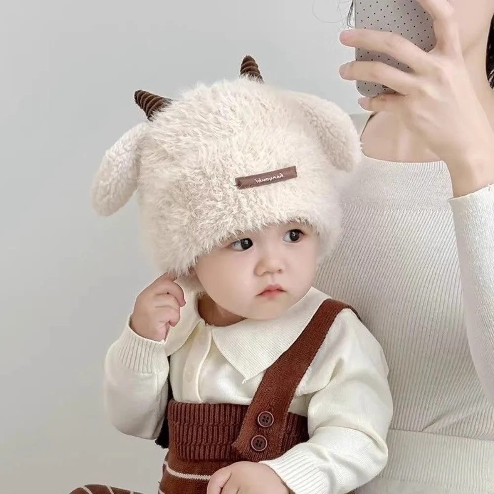 Gorro de cuerno de oveja visto desde atrás