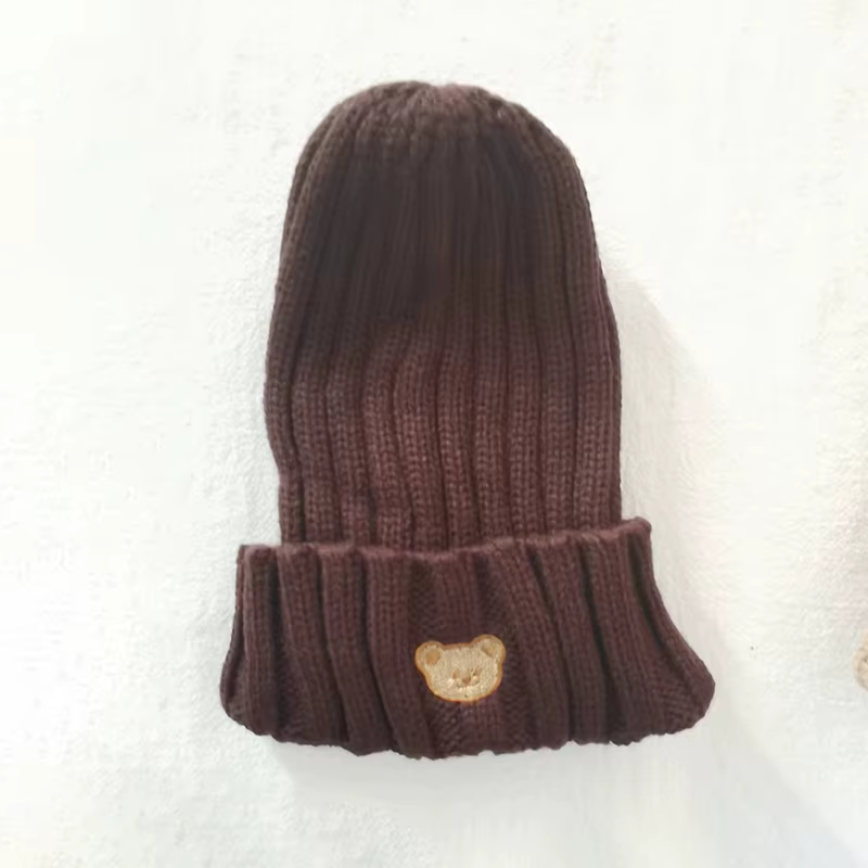 Gorro de punto con bordado de oso en color caramelo