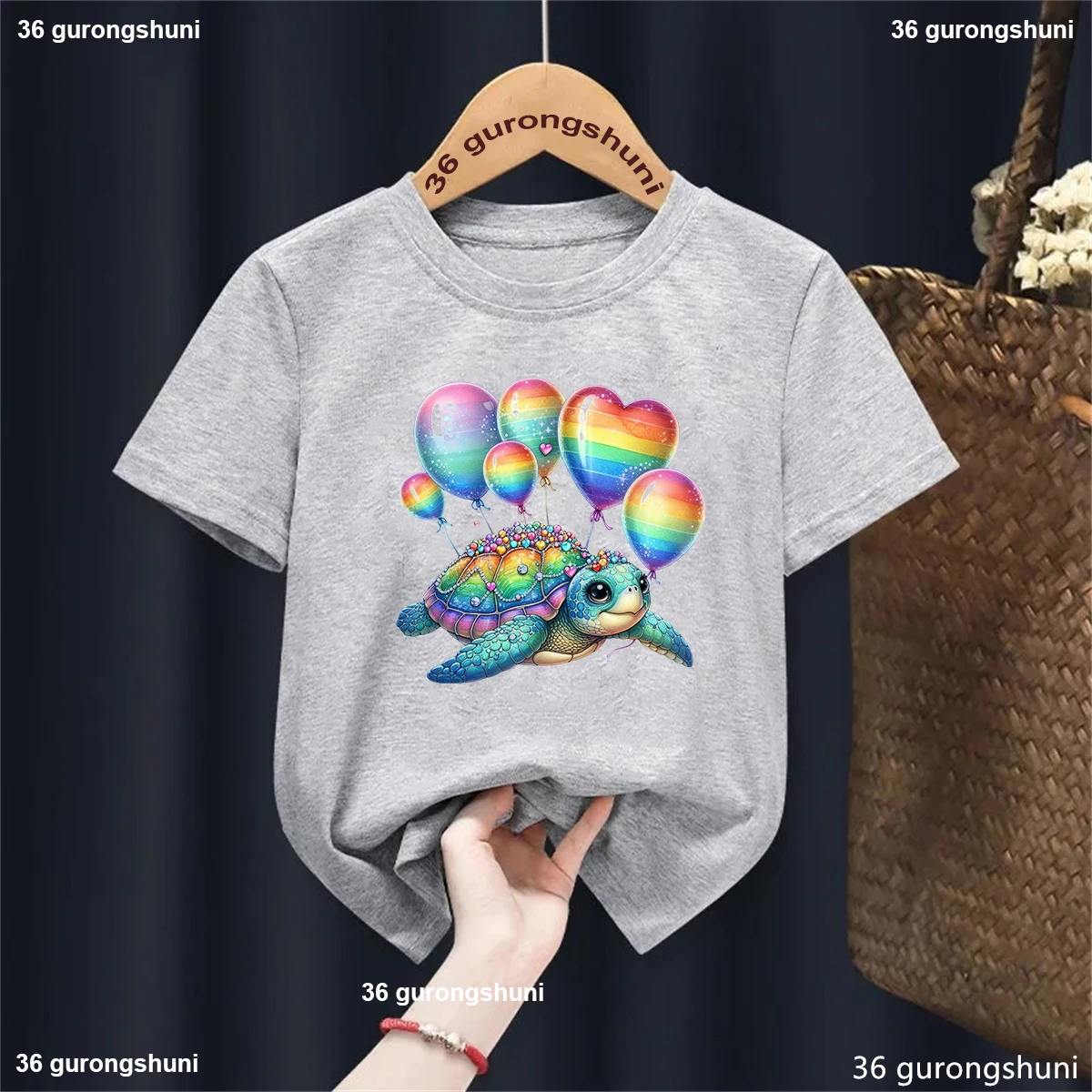 Camiseta infantil con estampado de tortugas arcoíris y globos de amor - imagen 5