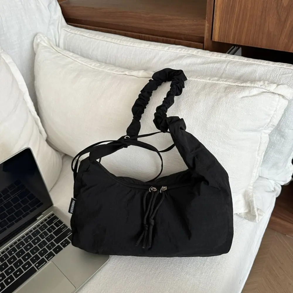 Bolso dumpling plisado de nailon ligero con cordón para hombro - imagen 3