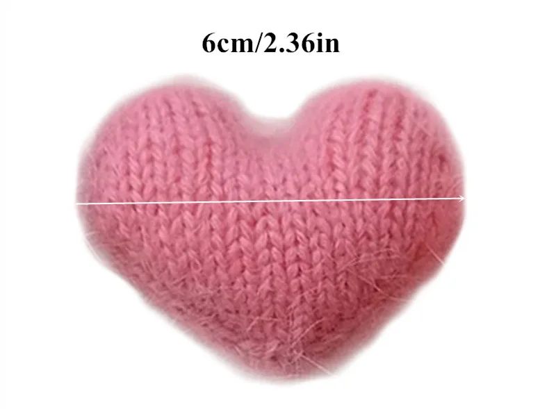 Corazón de mohair suave sobre fondo neutro