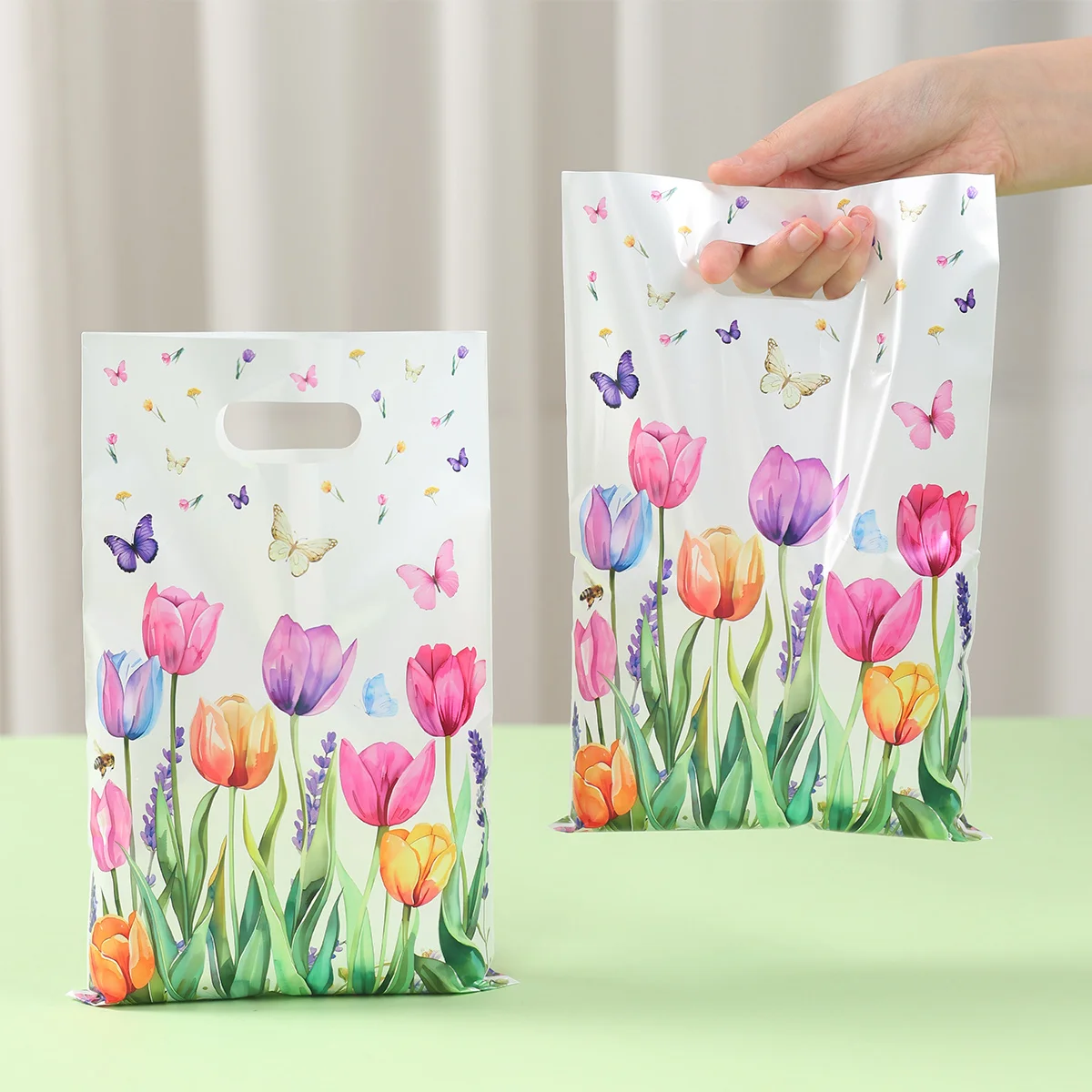 Decoración festiva mariposa y tulipán