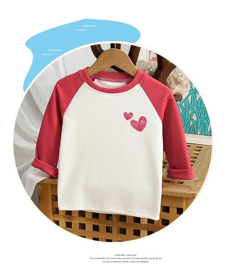 Bebé vistiendo la camiseta de manga larga en un entorno cotidiano