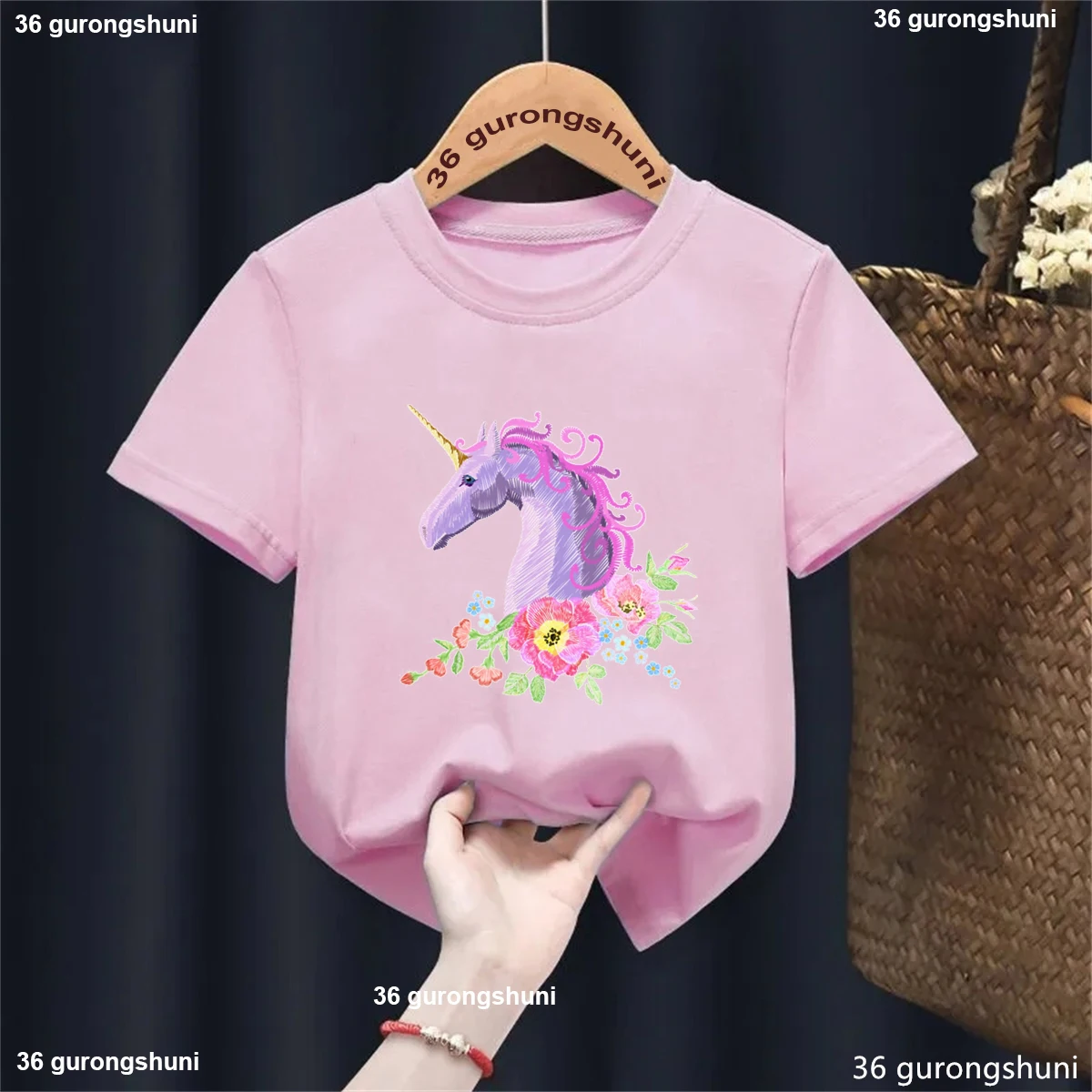 Detalle del estampado floral en camiseta infantil
