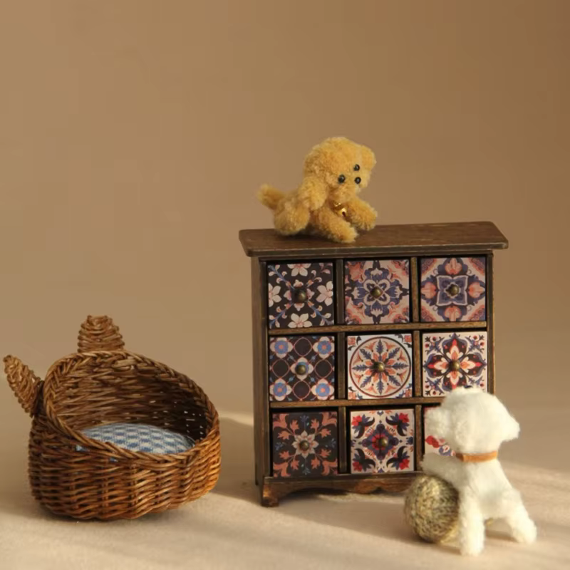 Cesta con pequeño muñeco de perro estático