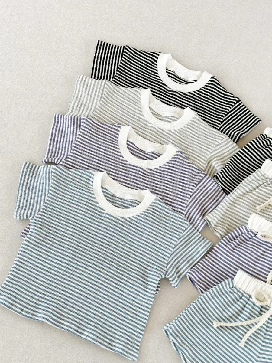 Camiseta de algodón a rayas y pantalón corto
