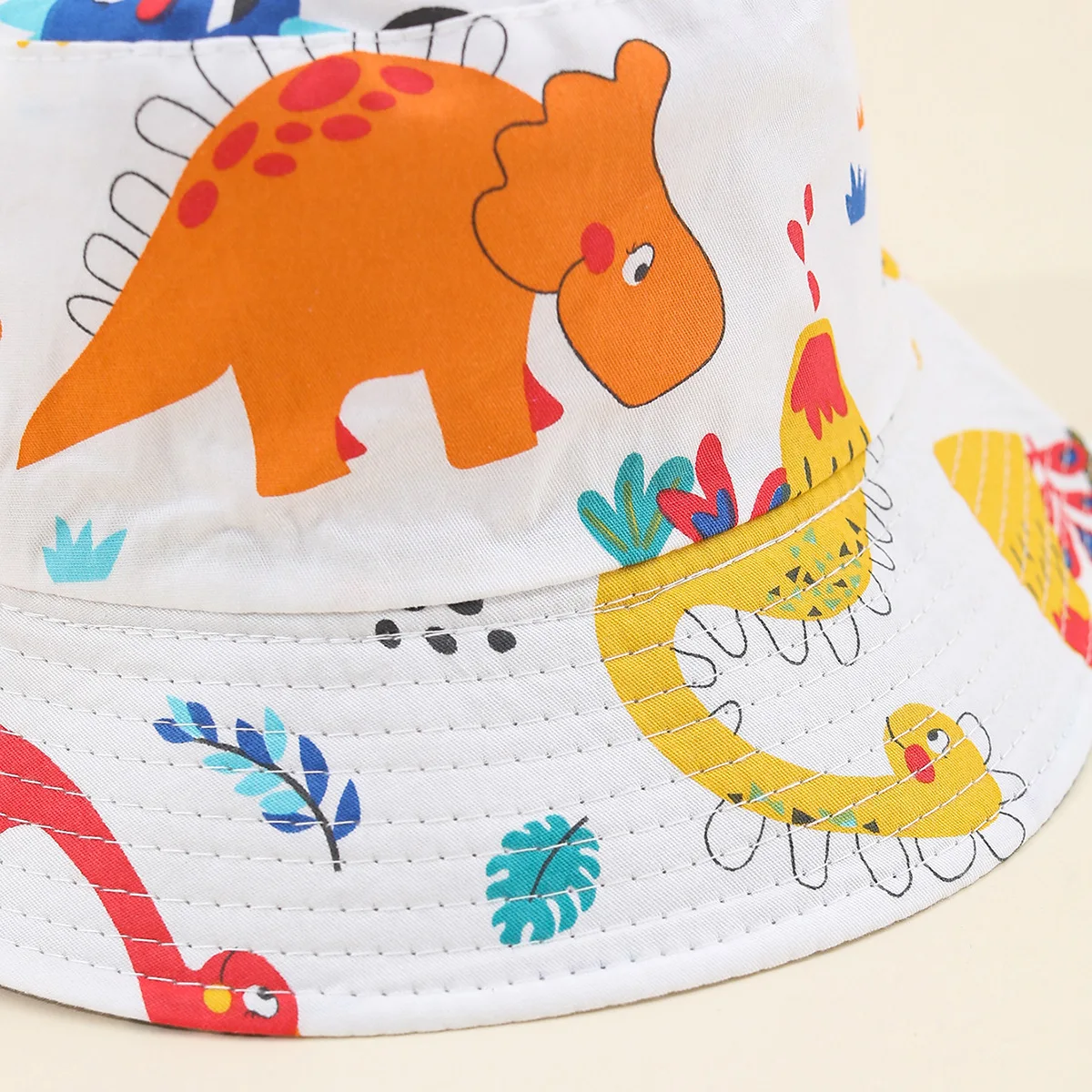 Vista del gorro infantil con estampado de dinosaurios