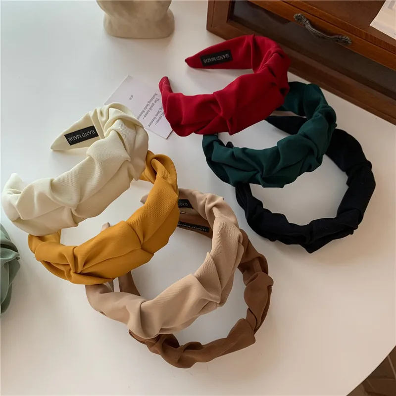 Uso de diadema ancha para mantener el cabello recogido