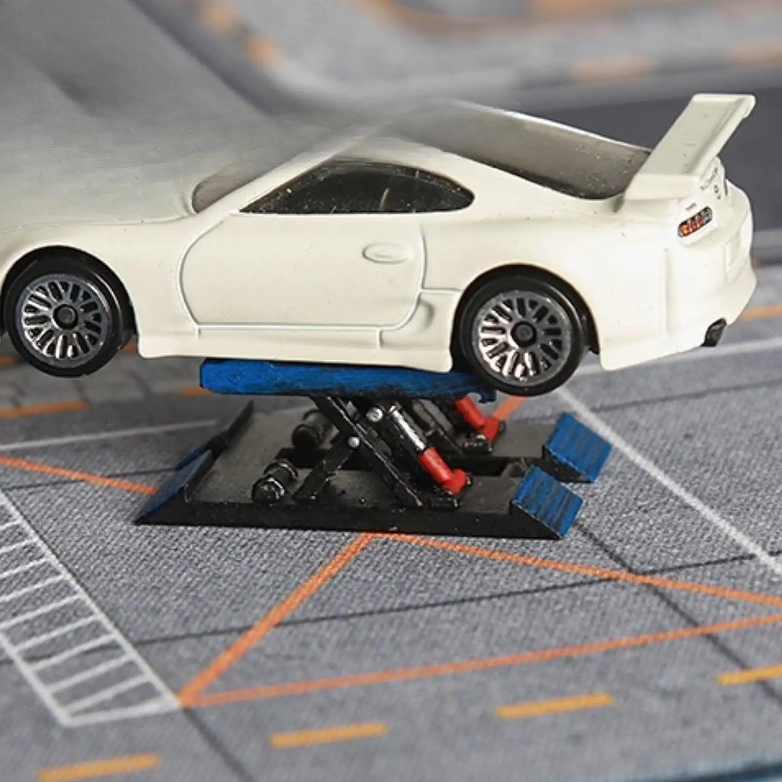 Maqueta de coche con elevador de mantenimiento diorama