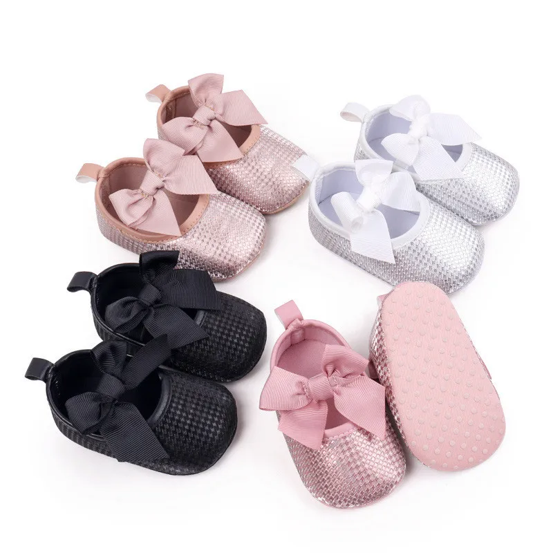 Zapatitos de princesa color rosa con lazo