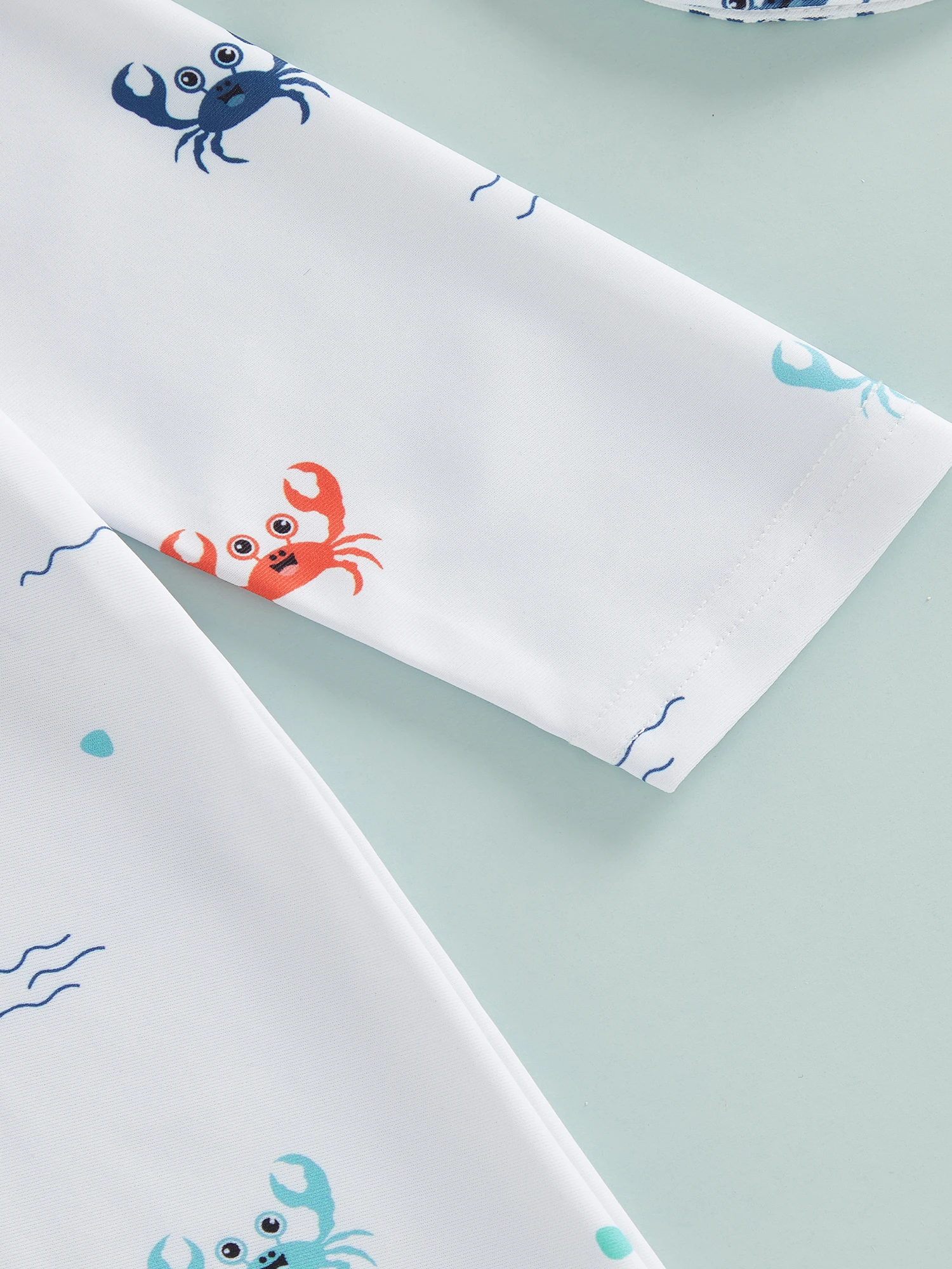 Detalle del estampado y la cremallera frontal del bañador