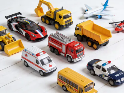 Colección de diferentes tipos de vehículos de juguete para niños.