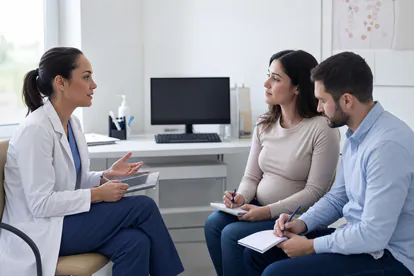 Pareja participa en una consulta prenatal con una profesional sanitaria