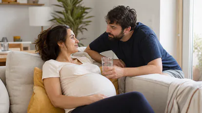 Pareja conversa con calma y escucha las necesidades durante el embarazo