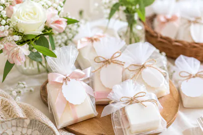 Detalles personalizados para invitados de comunion preparados con etiquetas delicadas