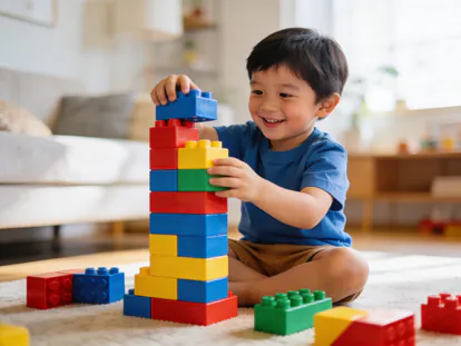Niño pequeño jugando con bloques de construcción coloridos.